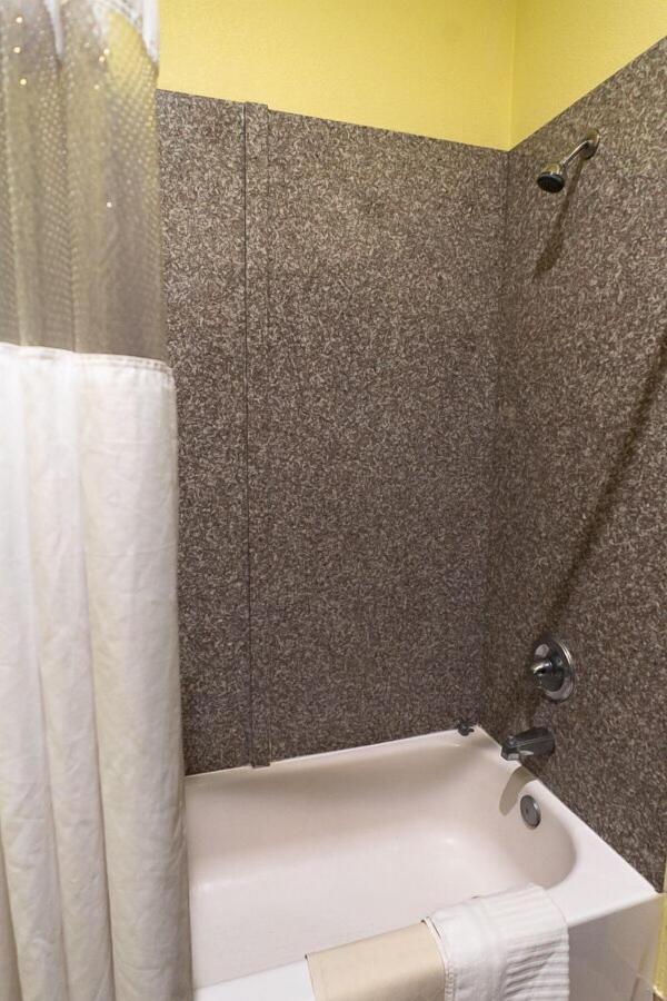 Rivers Inn & Suites — photo 2
