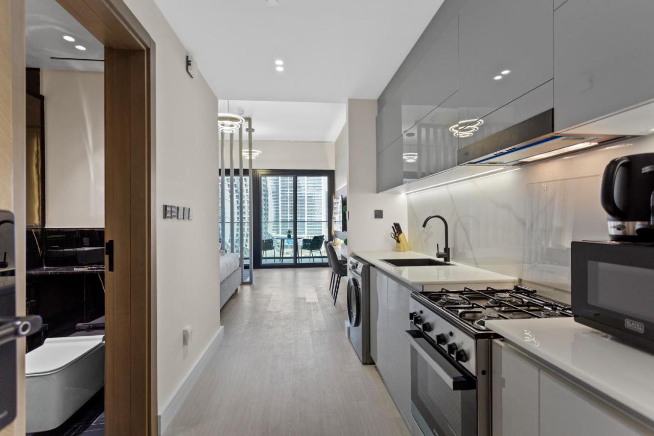 Studio Retreat with Canal and Burj Khalifa Views - 5