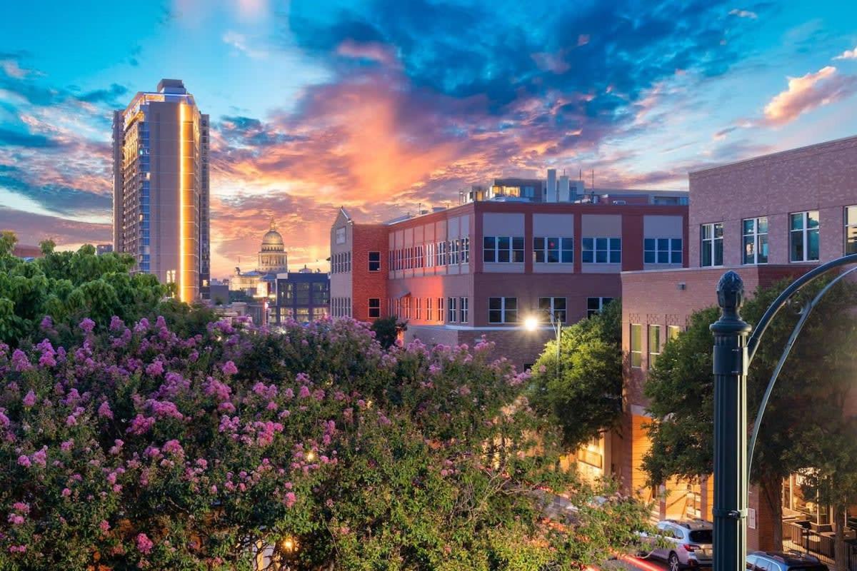 2BR Designer Condo on Trendy East 11th St, Downtown Austin - 2