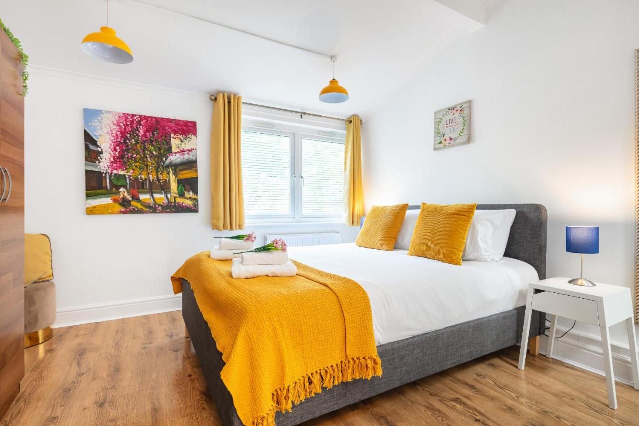 Central London 2BR 2BA Apt - 2 Min to Tube - Sleeps 6
