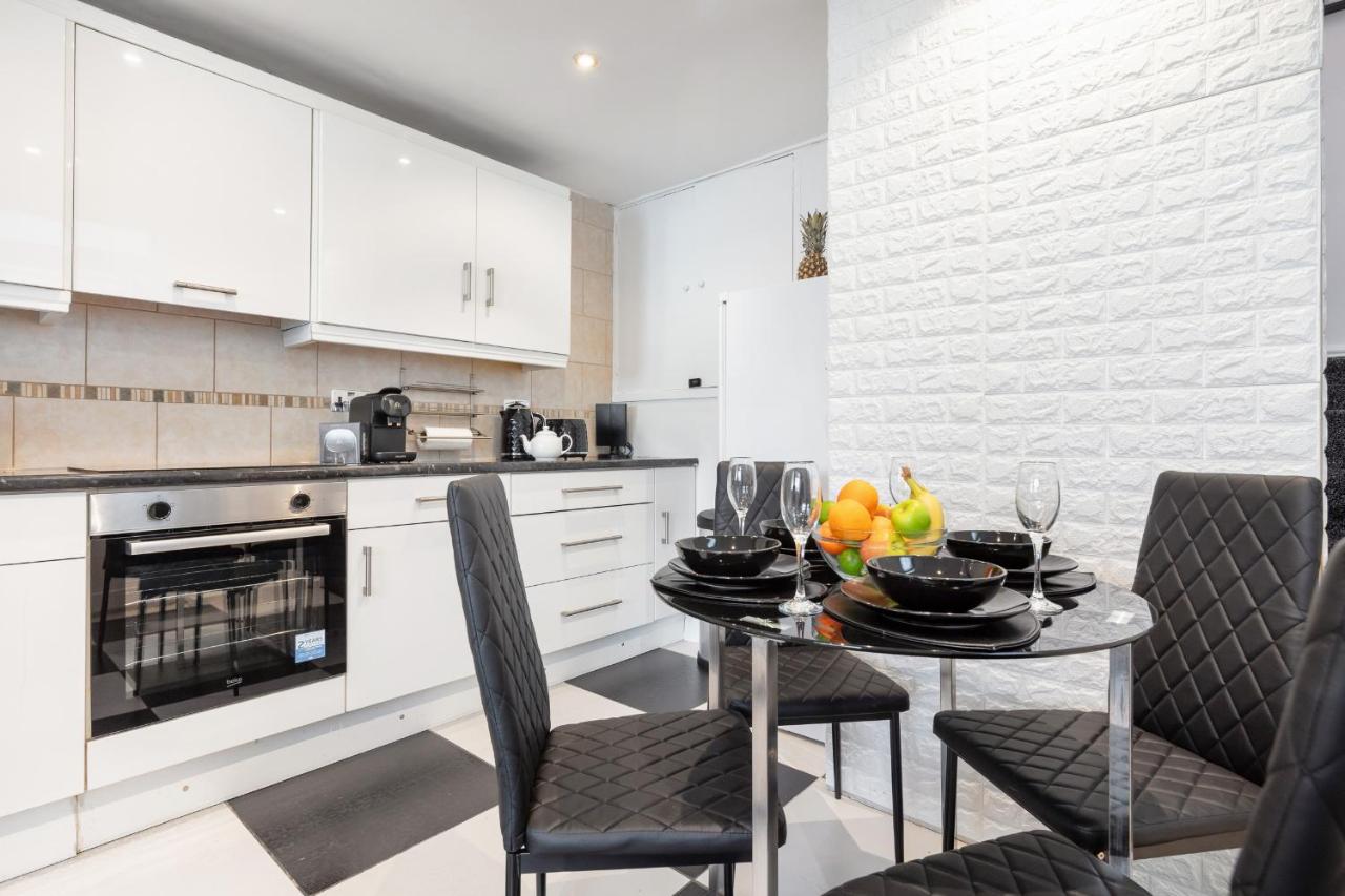 Central London 2BR 2BA Apt - 2 Min to Tube - Sleeps 6 - 5