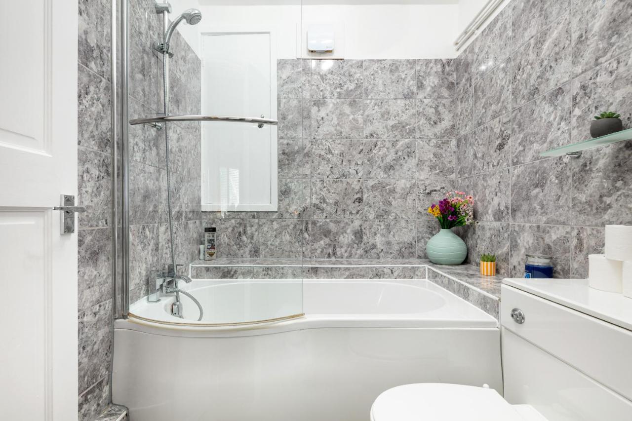 Central London 2BR 2BA Apt - 2 Min to Tube - Sleeps 6 - 4