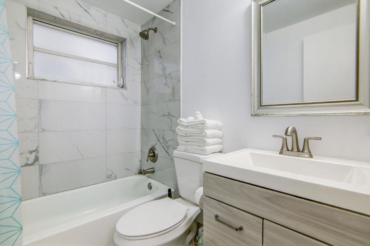 Balcony Deco Apt, w/2 QueenBeds, on Ocean Dr Beach - 3