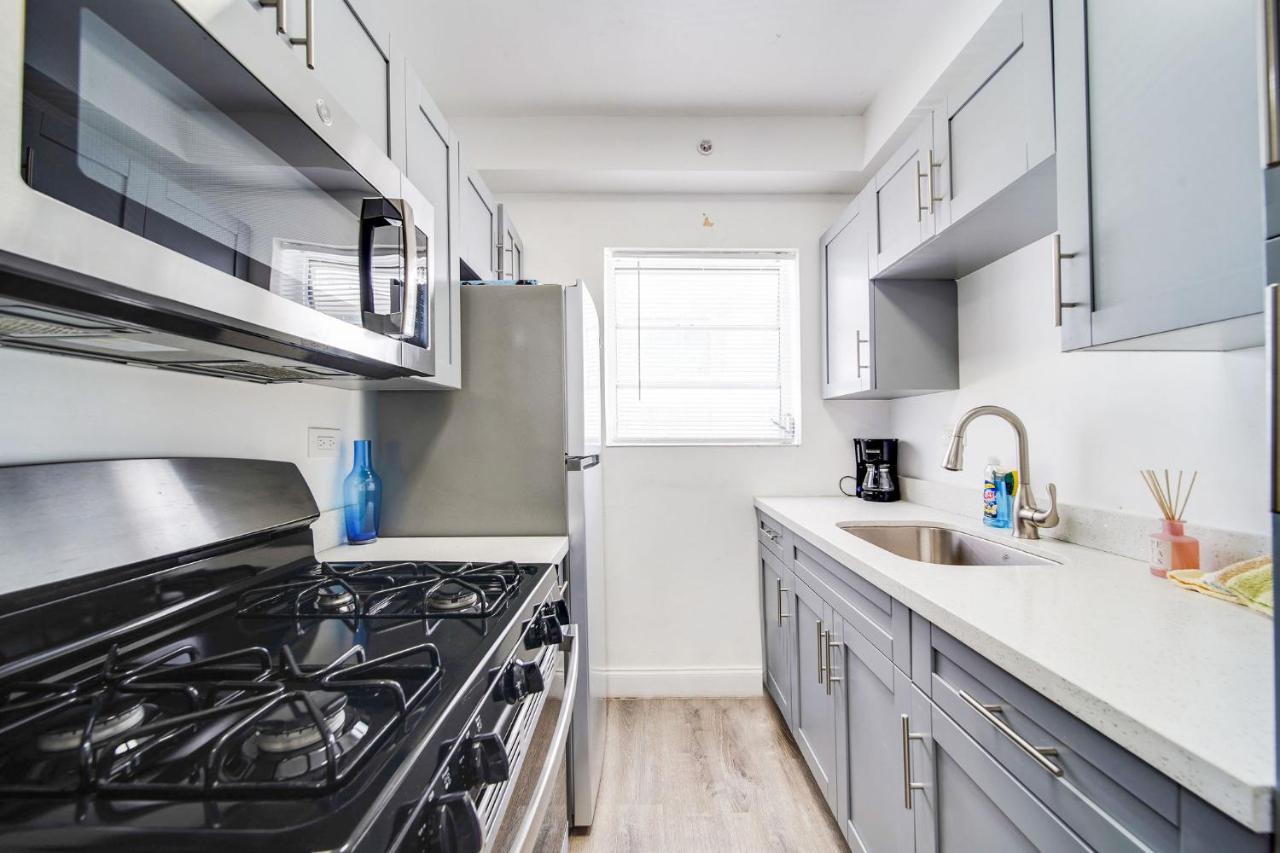 Steps 2 Beach, Ocean Drive Deco Apt w/2 Queen Beds - 4