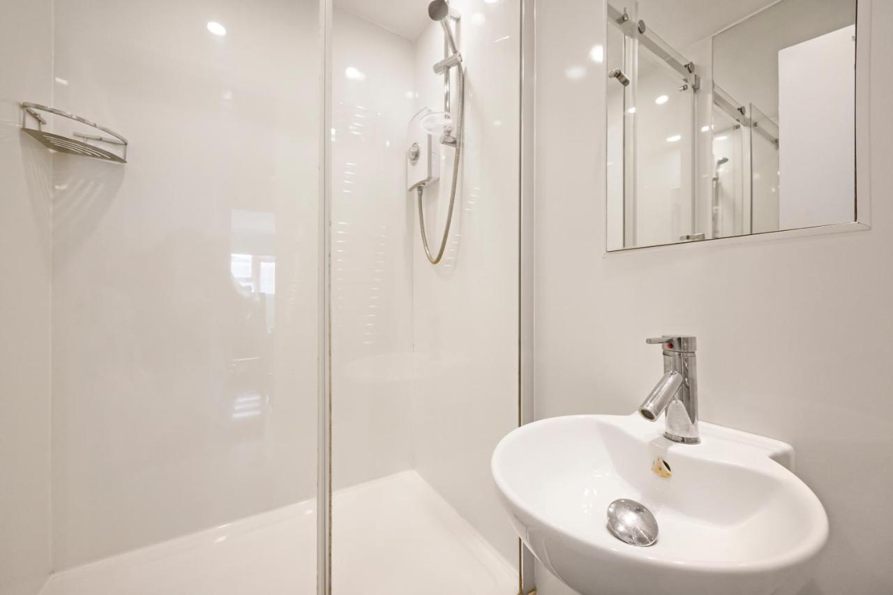 City Rd 4-Bed Flat near School & Transport- KH - 3