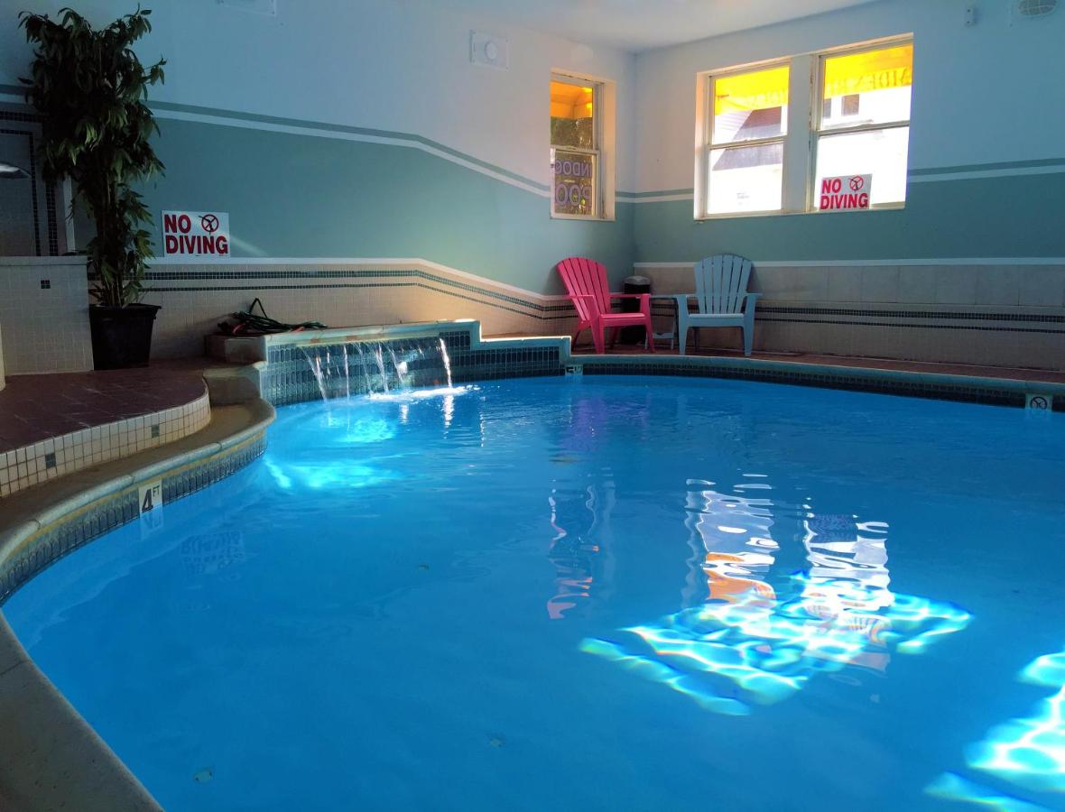 Heated swimming pool: Camden Riverhouse Hotel and Inn
