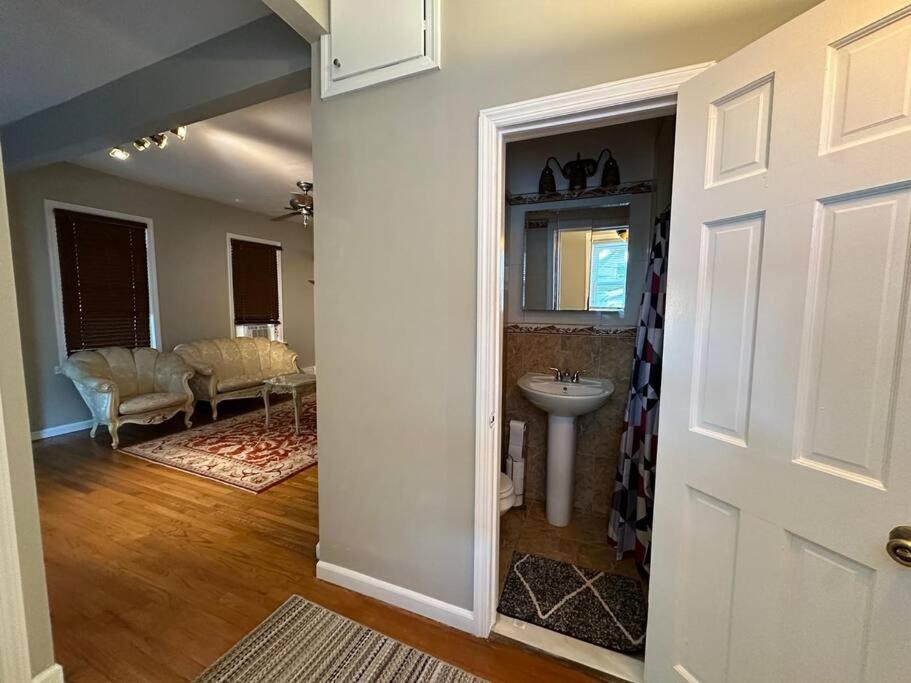 Stunning 4BR home close to NYC - 3