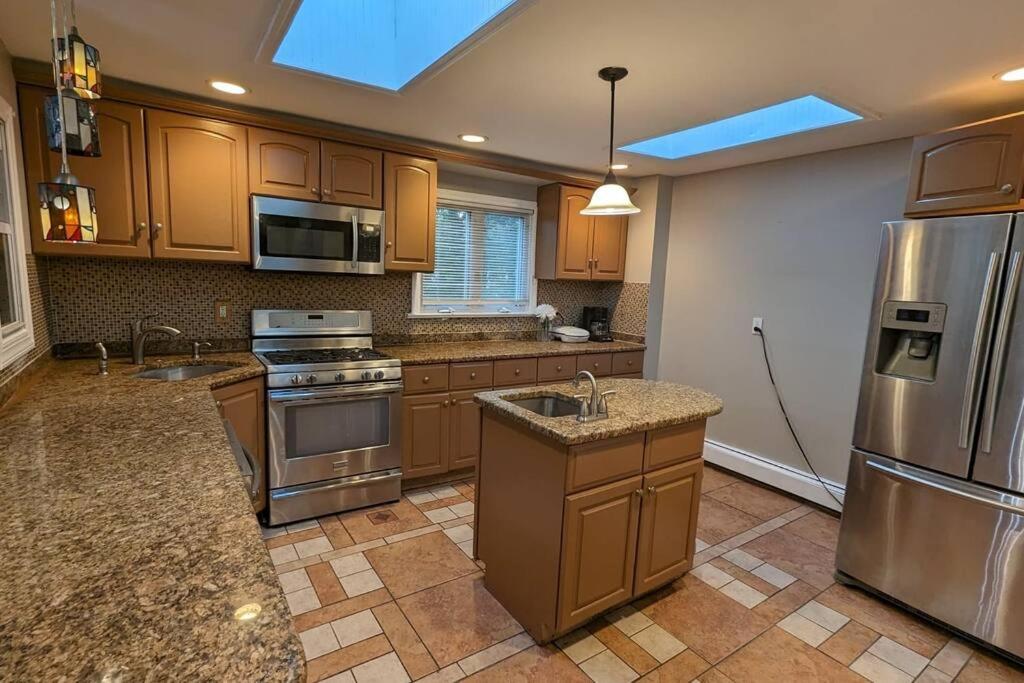 Stunning 4BR home close to NYC - 4