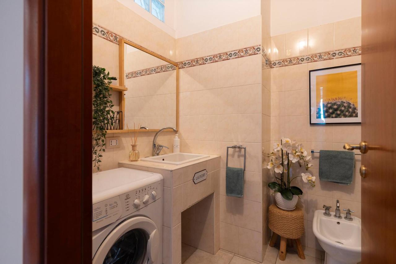 Bagno moderno con ampia doccia e finiture di pregio