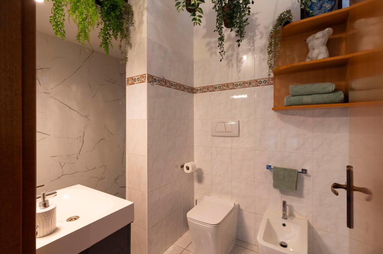 Bagno moderno con ampia doccia e finiture di pregio