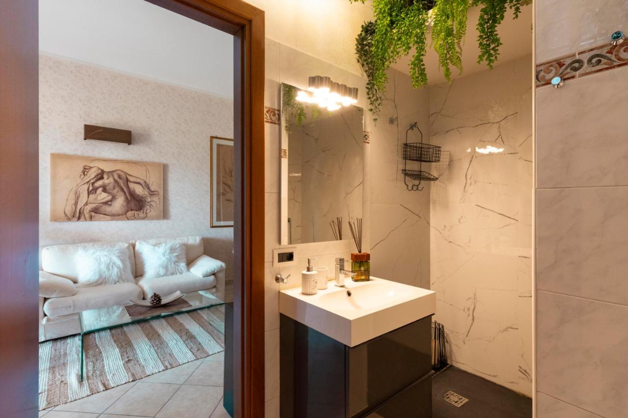 Bagno moderno con ampia doccia e finiture di pregio