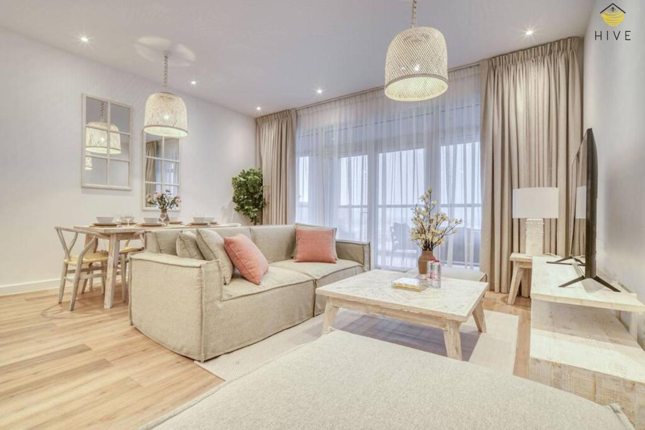 Gorgeous 2 Bedroom Apartment With Sea Views