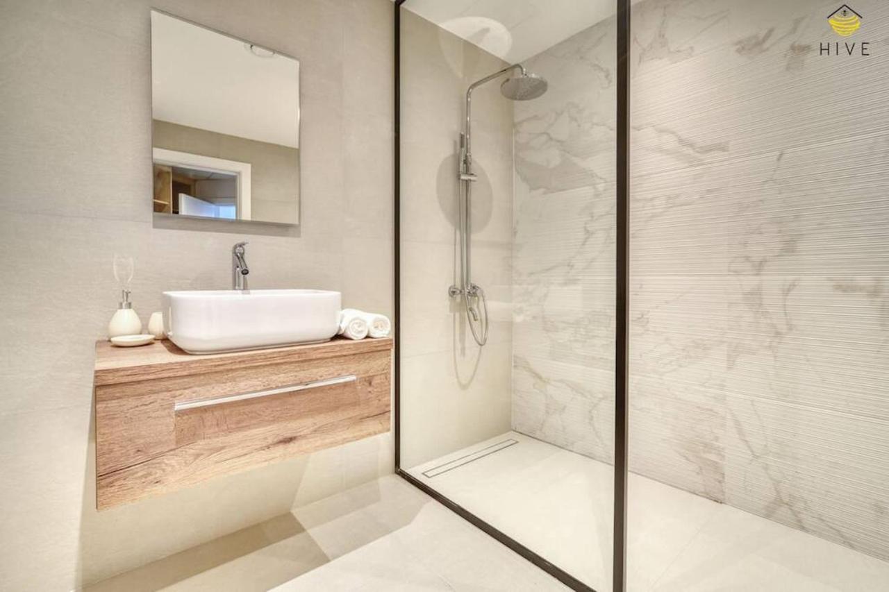 Gorgeous 2 Bedroom Apartment With Sea Views - 3