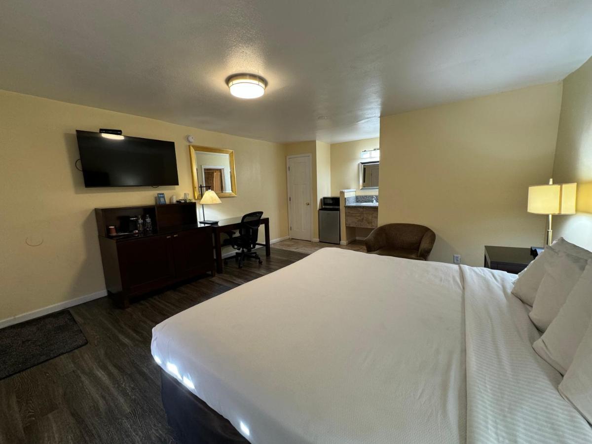 Relax Inn of Medford — photo 5
