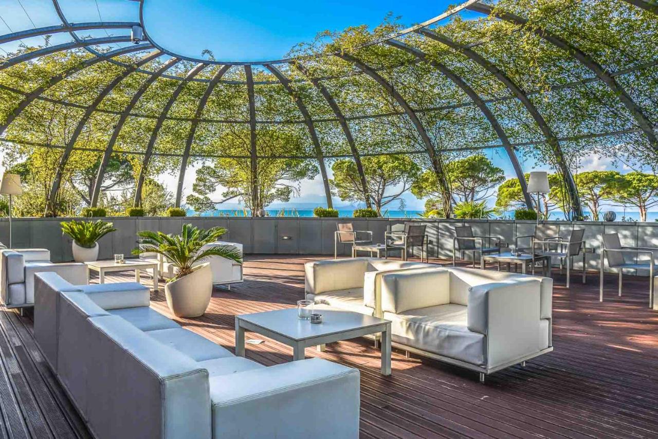 For tips on where to stay in Lake Garda, check out our list of favourite 4 and 5 star luxury hotels in Lake Garda plus cool resorts on the lake for R&R. #lakegardahotels #italy | 5-star Luxury Hotels In Lake Garda | Top Hotels Lake Garda Lago di Garda Luxury Hotels | Lake Garda Hotels 4 Star | Lake Como Hotels 5 Star | Best Hotels On Lake Garda | Luxury Lake Garda Hotels | Luxury Hotels Lake Garda | Sirmione Lake Garda Hotels | Lake Garda Italy Hotels