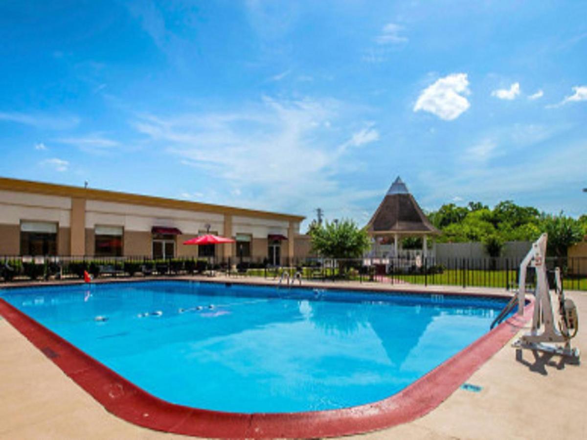 Ramada by Wyndham Birmingham Airport photo