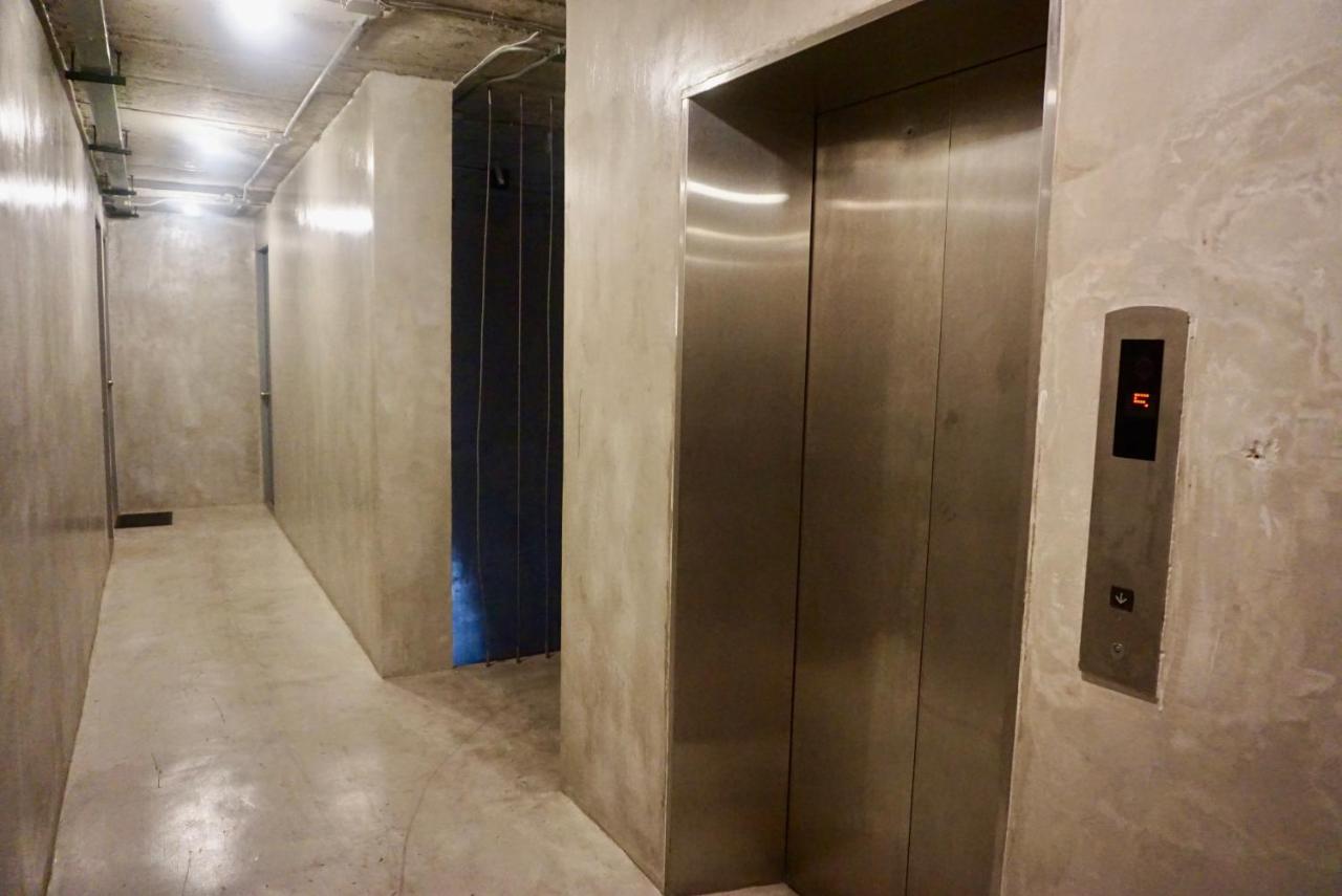 Hash Apartment Silom Soi 3 - hip and funky with rooftop view - 2