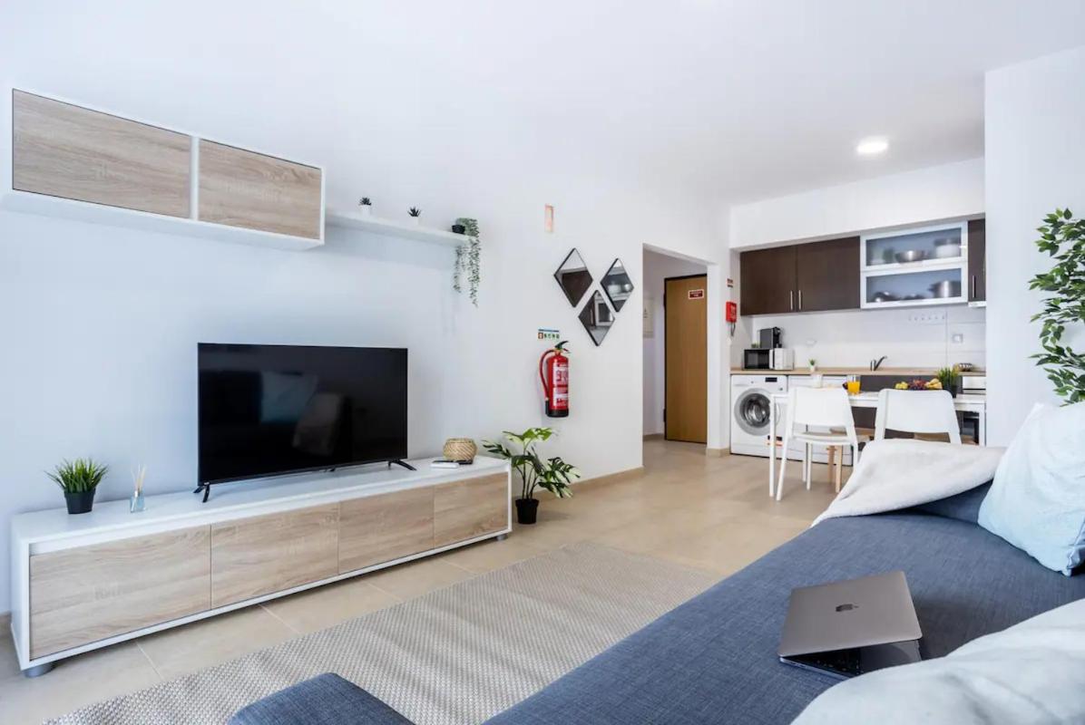 Luxury 5 min Beach with Balcony, Pool, Wifi, AC, SmartTV - 3