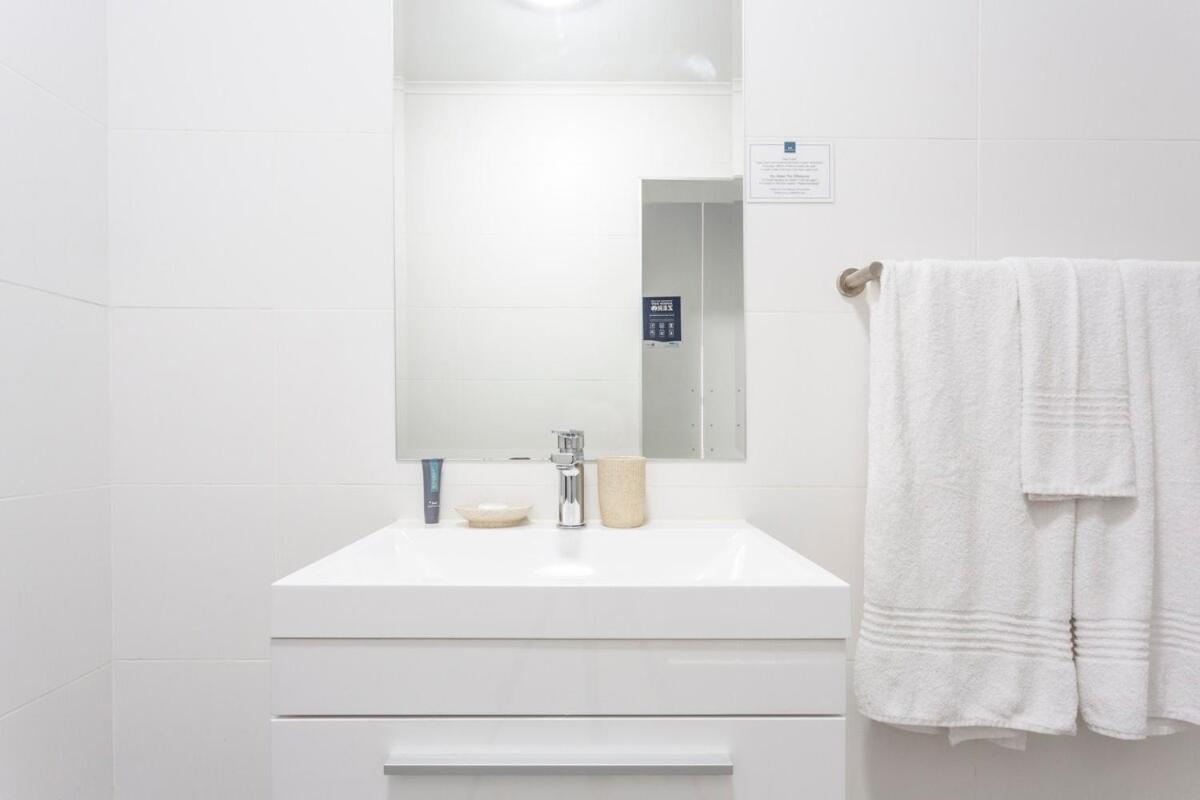 Paragon Luxe Modern Rooftop Pool - 2