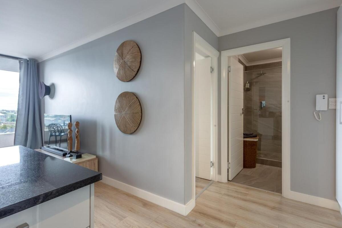 Tranquil, Spacious, Quiet Trendy With A View - 3