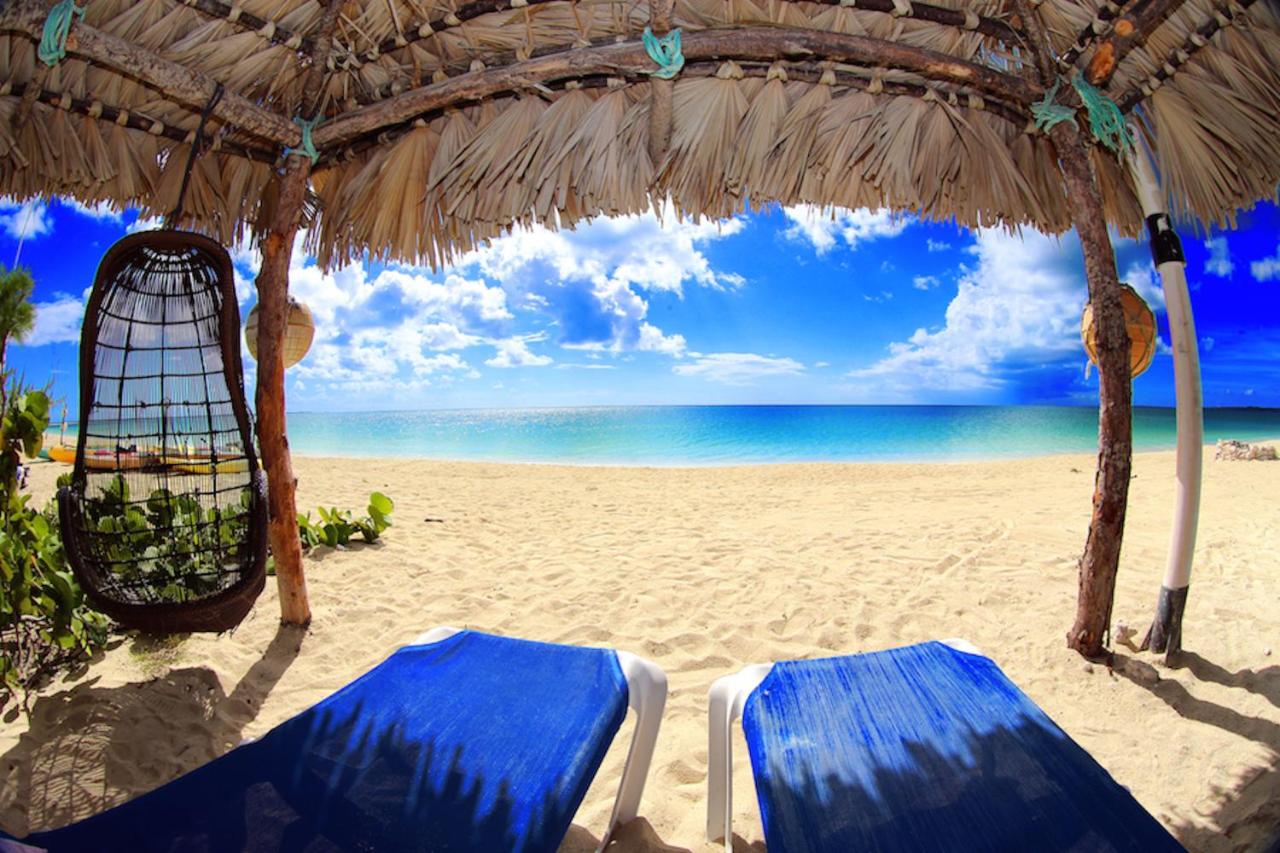 Beach: Rollezz Villas Beach Resort