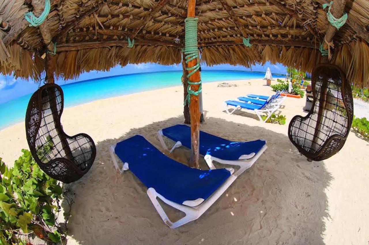 Image: Rollezz Villas Beach Resort