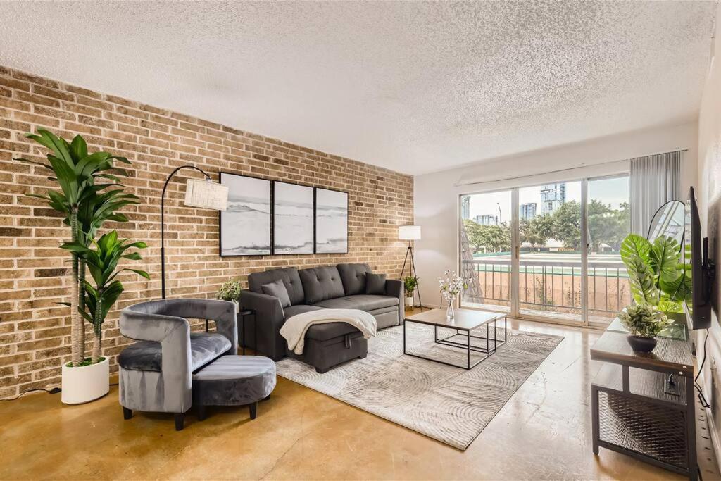 Your 2B Getaway - Walk Dtwn - Sleeps 6 - Pool and Prkg - 4