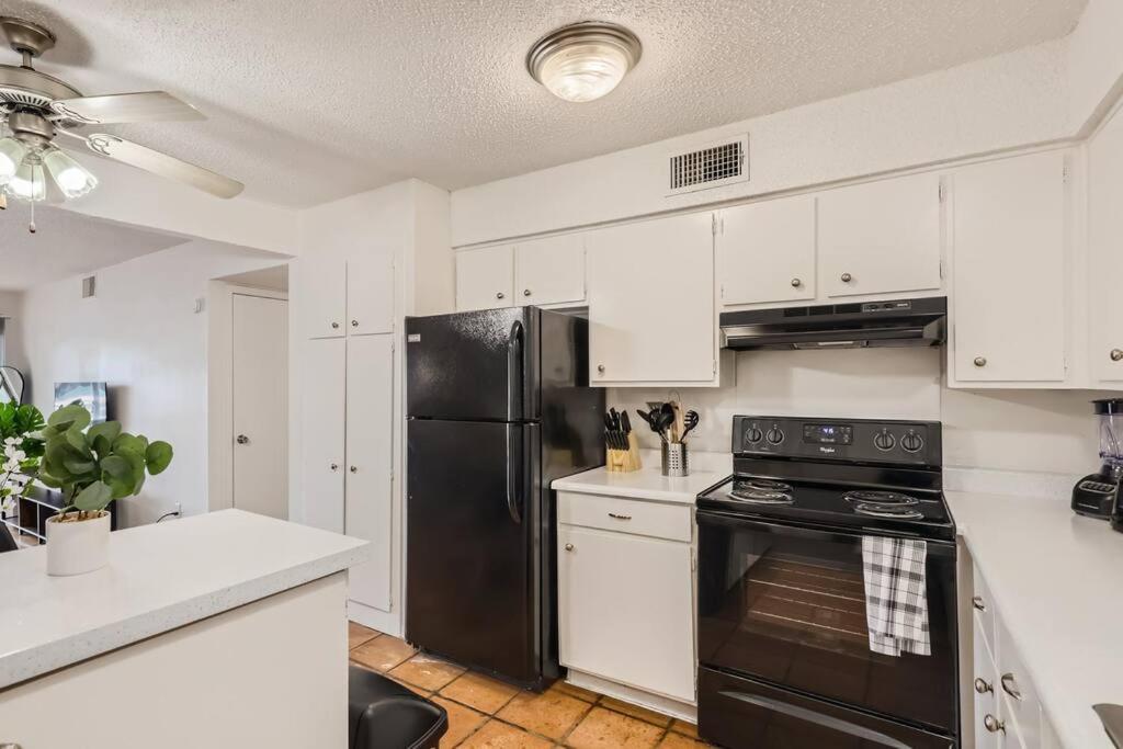 Your 2B Getaway - Walk Dtwn - Sleeps 6 - Pool and Prkg - 2