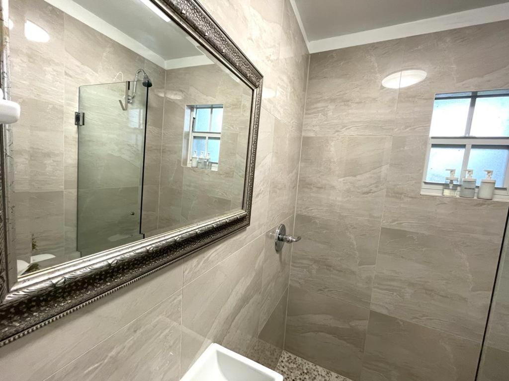 Cozy Room in the Heart of Little Havana - 3