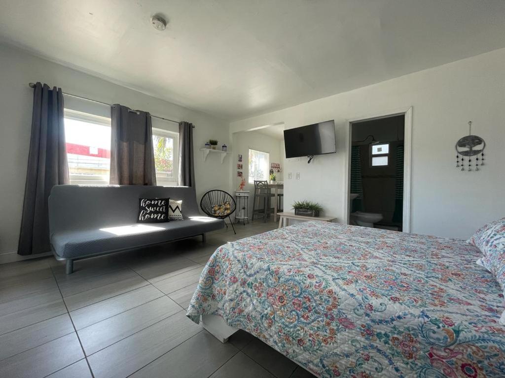 Chic and Comfortable Studio Free Street Parking - 2