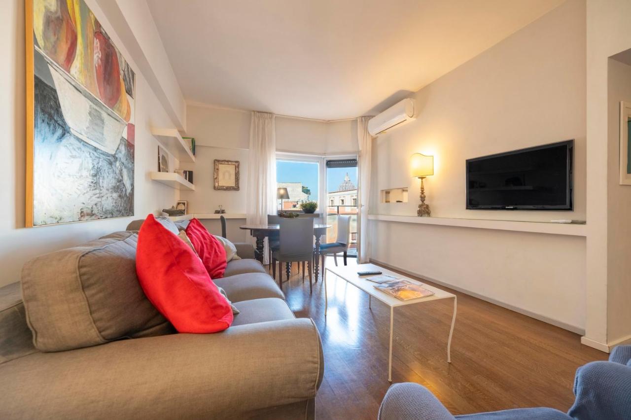 Di fronte alla basilica di S Pietro - 5