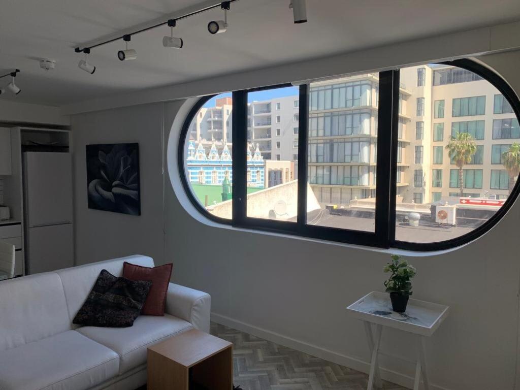 Minimalist Beauty Walk To Restaurants And Shops - 4