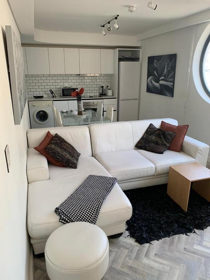 Minimalist Beauty Walk To Restaurants And Shops - 3