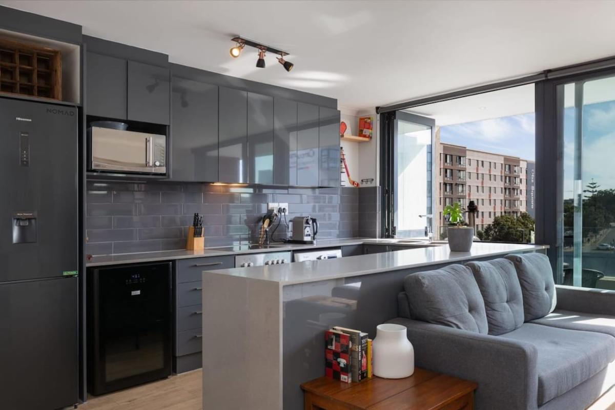 Trendy Bachelor Pad Free Parking Rooftop Pool