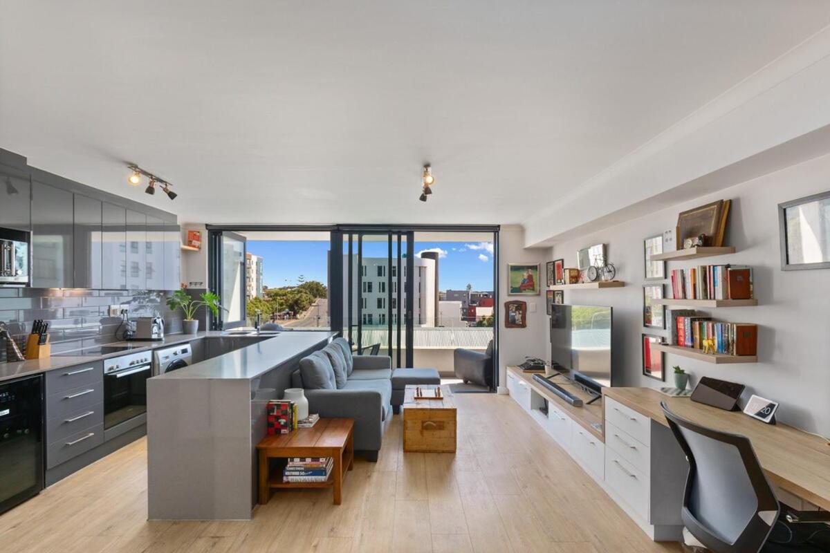 Trendy Bachelor Pad Free Parking Rooftop Pool - 5