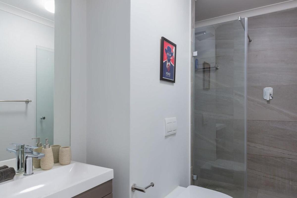 Trendy Bachelor Pad Free Parking Rooftop Pool - 3