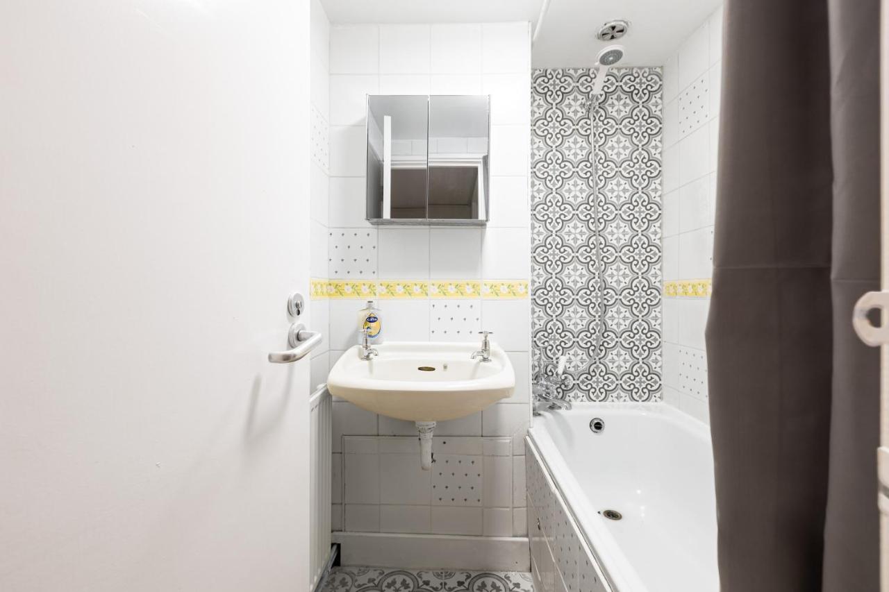 magnificent 3BR Apt with Balcony - 3