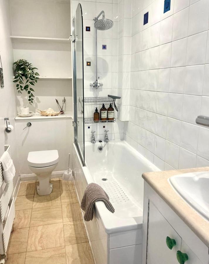 Classic Notting Hill Apartment with Private Garden - 3