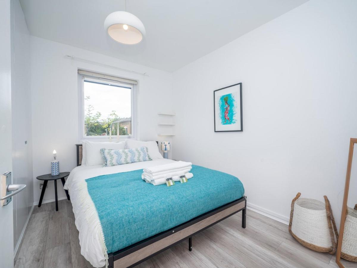 London apartment - Waterfront Terrace Parking - Pass the Keys - 4