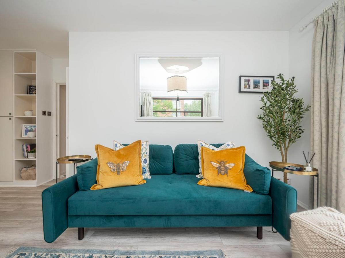 London apartment - Waterfront Terrace Parking - Pass the Keys - 3