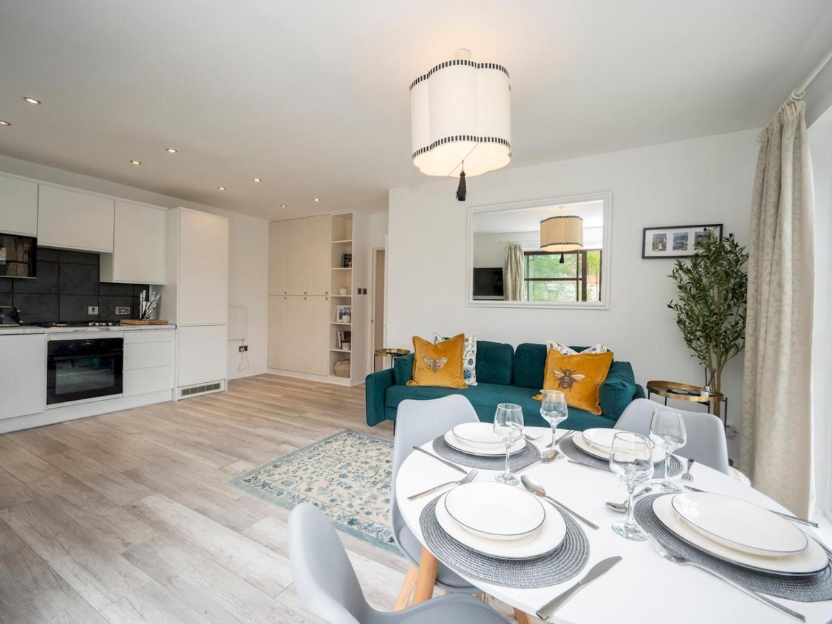 London apartment - Waterfront Terrace Parking - Pass the Keys - 2