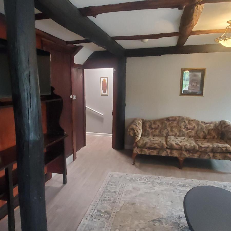Lincoln Log Hotel — photo 7