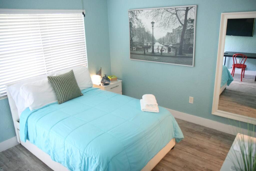 B03 Location! Studio close 2 Beach & Design District - 2