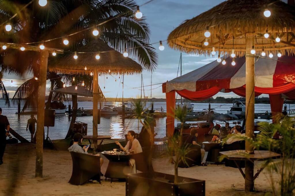 Direct mall access & beach - Large group 8 pax - 4