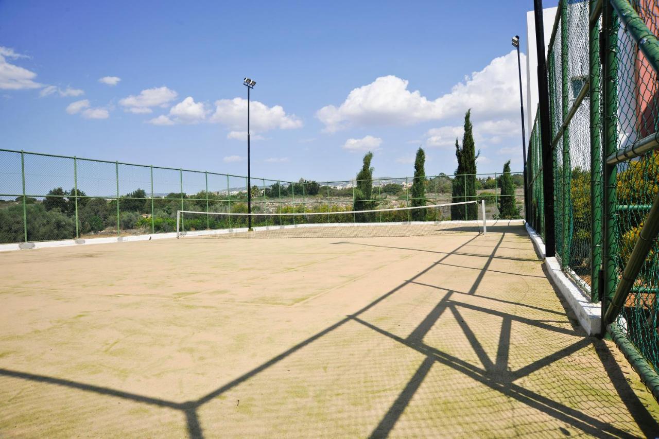 Tennis court: Akti Beach Hotel & Village Resort