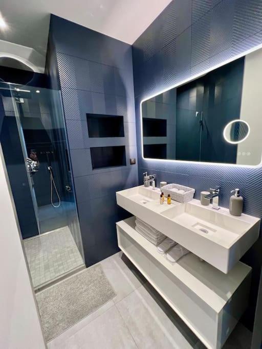 Very bright newly renovated apt with AC - 3