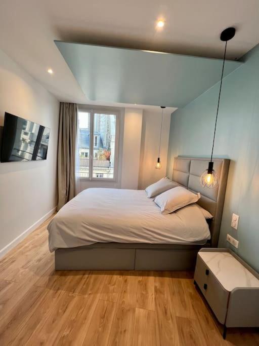 Bright newly renovated apt with AC - 2