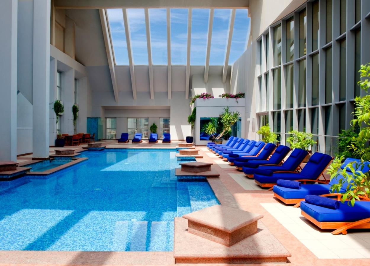 Rooftop swimming pool: Dusit Thani Dubai