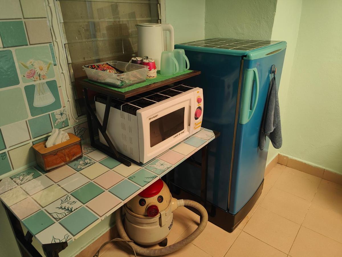 Spacious Studio with Private kitchen near Skytrain - 2