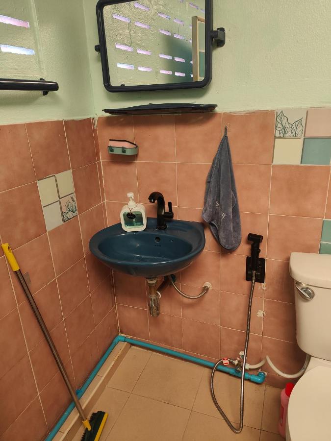 Spacious Studio with Private kitchen near Skytrain - 4